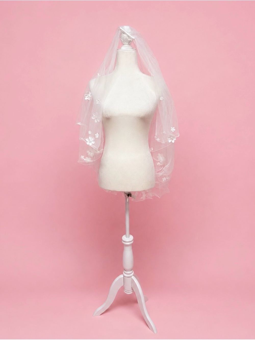 🪻🪻Elegant White Wedding Veil with Floral and Pearl Details - Picture 2 of 7